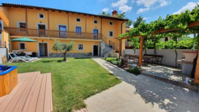 Villa Maks, Komen